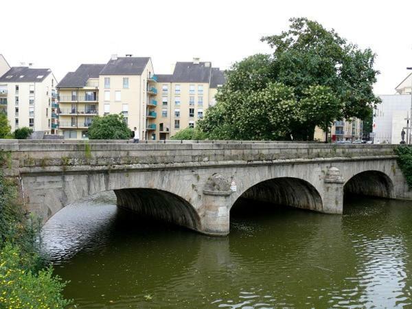 阿朗松Le Pont Neuf 61公寓 外观 照片